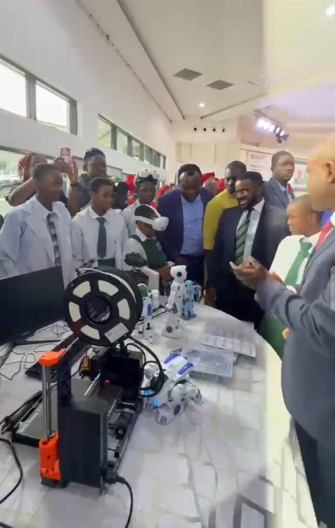 Exposing the Grand Hypocrisy: How Peter Mbah’s Shoddy "Smart Schools" and Shifting Credentials Mock the Intelligence of Ndi Enugu